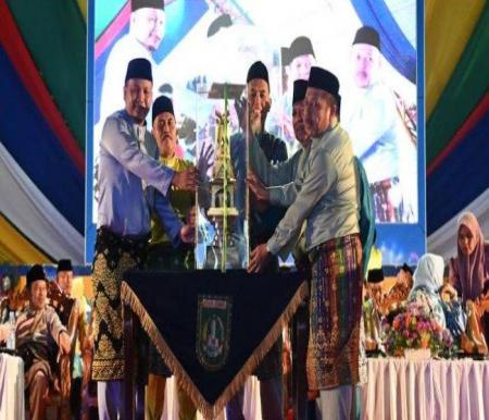Penyerahan Piala Juara Umum MTQ Riau.